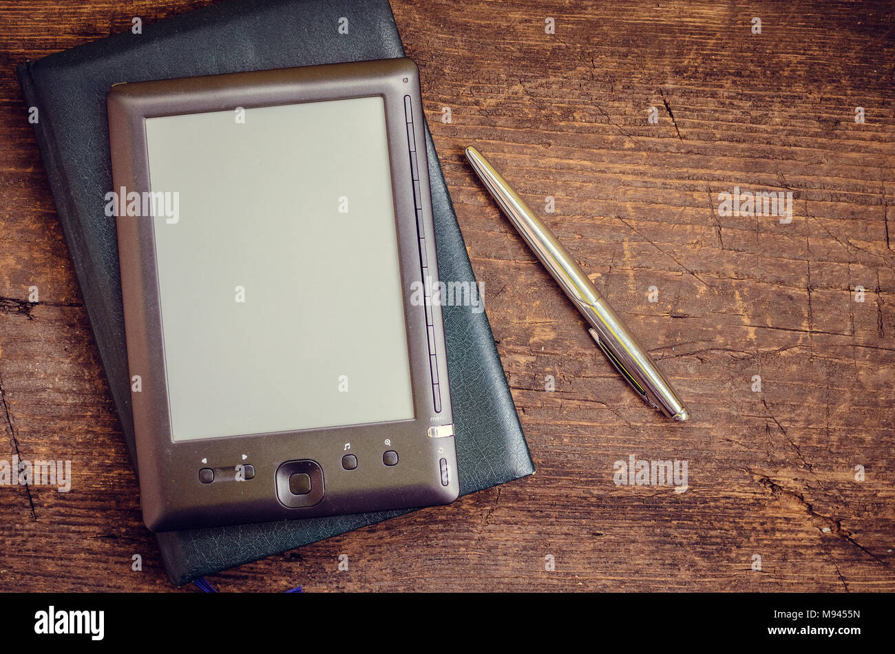 Ordinateur portable avec ereader noir en cuir et de l'encre indélébile en vintage ancienne table en bois rustique. E-Book Reader. Les nouvelles technologies dans l'éducation. Retour Banque D'Images