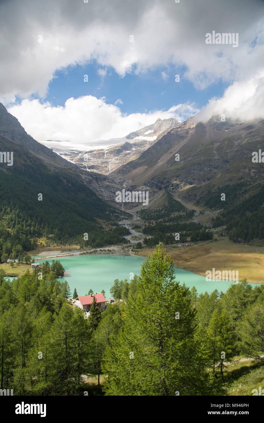 Chemin de fer de la Bernina liens Saint-moritz, en Suisse, avec la ville de Tirano, Italie, via le col de la Bernina Banque D'Images