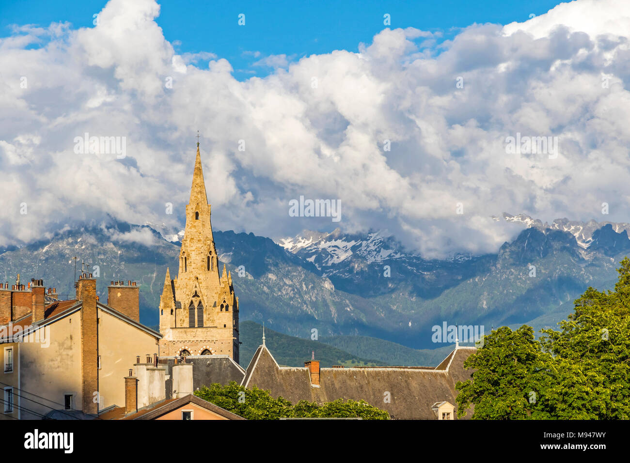 Tour de l'église collégiale de Saint-André de Grenoble ville, France. Le coucher du soleil. Alpes françaises sur l'arrière-plan Banque D'Images