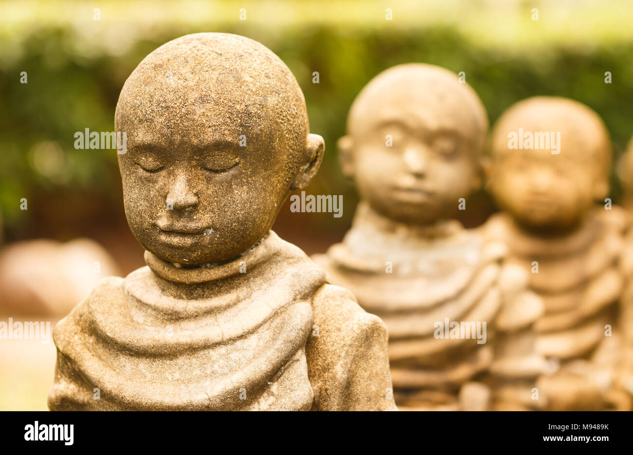 Close up Statue de moine recevoir offrandes de nourriture Banque D'Images