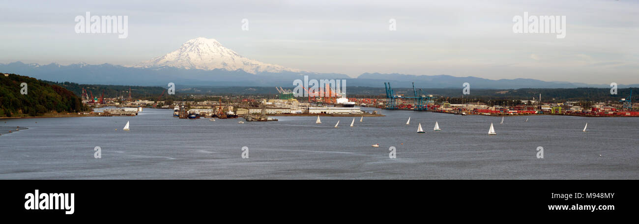 Les amateurs de bateau s'envole dans le Puget Sound dans l'ouest de Washington à Tacoma Banque D'Images