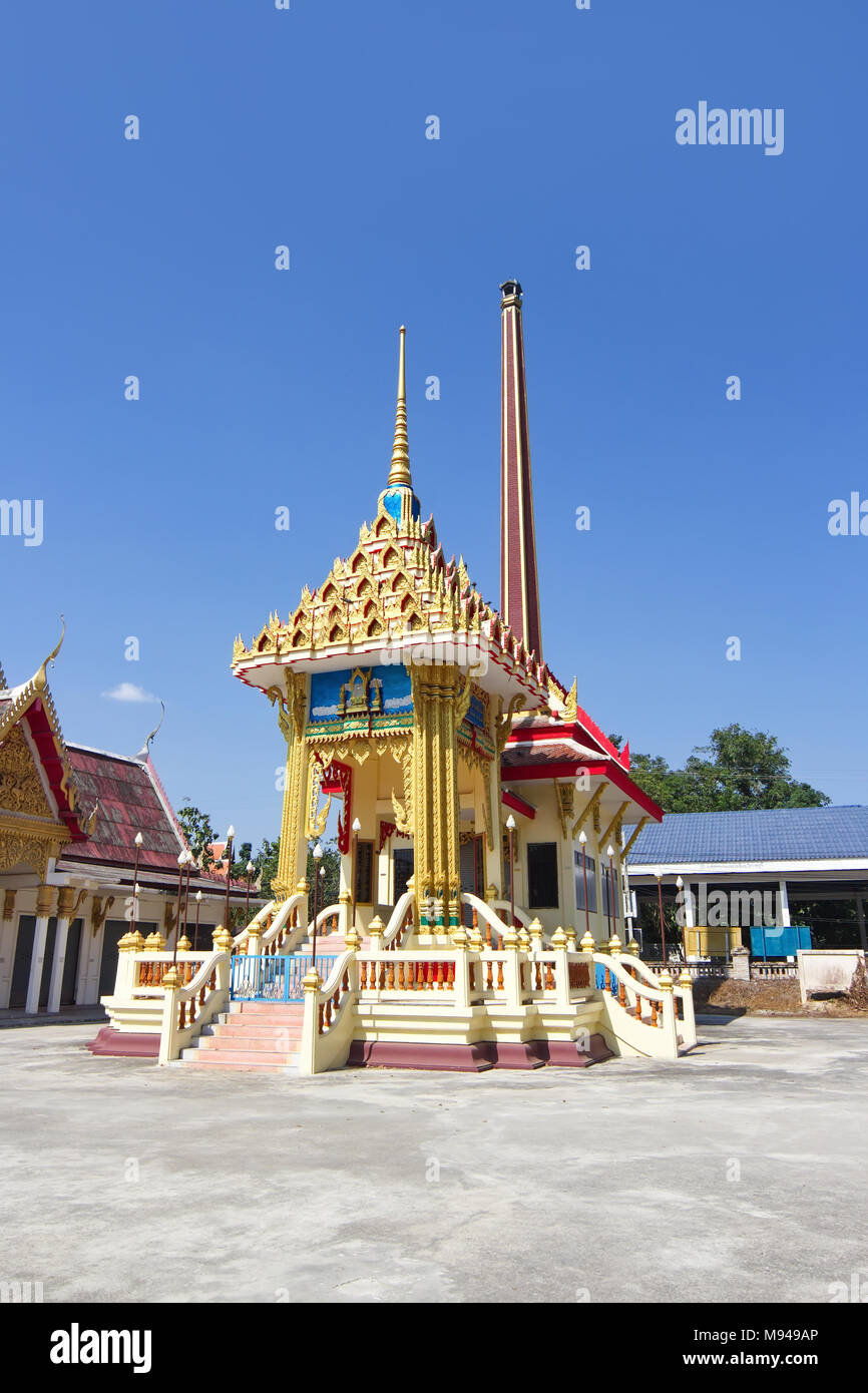 Crématorium avec fond de ciel bleu dans le temple thaïlandais Banque D'Images
