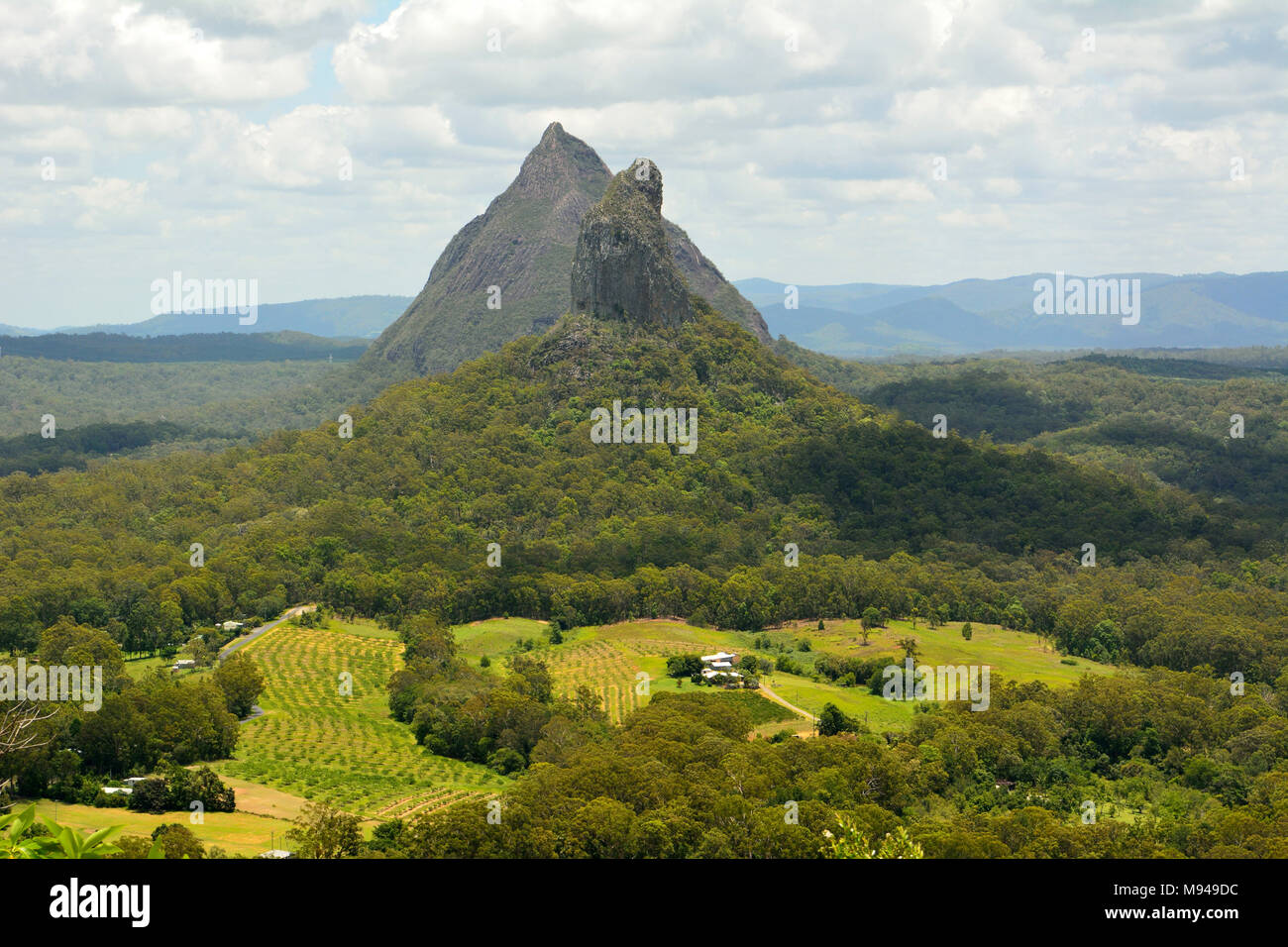 Vue des montagnes et Coonowrin Beerwah dans Glass House Mountains region dans le Queensland, Australie. Banque D'Images