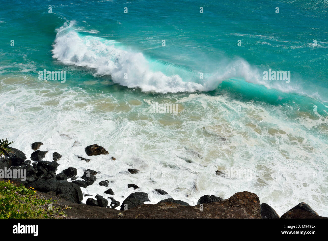 Les vagues de l'océan l'écrasement sur la côte du Queensland en Australie. Banque D'Images