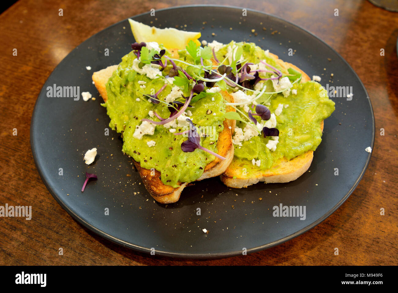 La purée d'avocat avec le fromage feta sur pain blanc grillé. Banque D'Images