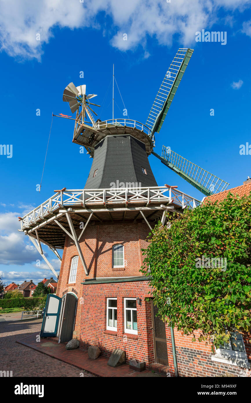 Vue grand angle sur l'Pelde Moulin en face de ciel bleu avec de petits nuages. Banque D'Images
