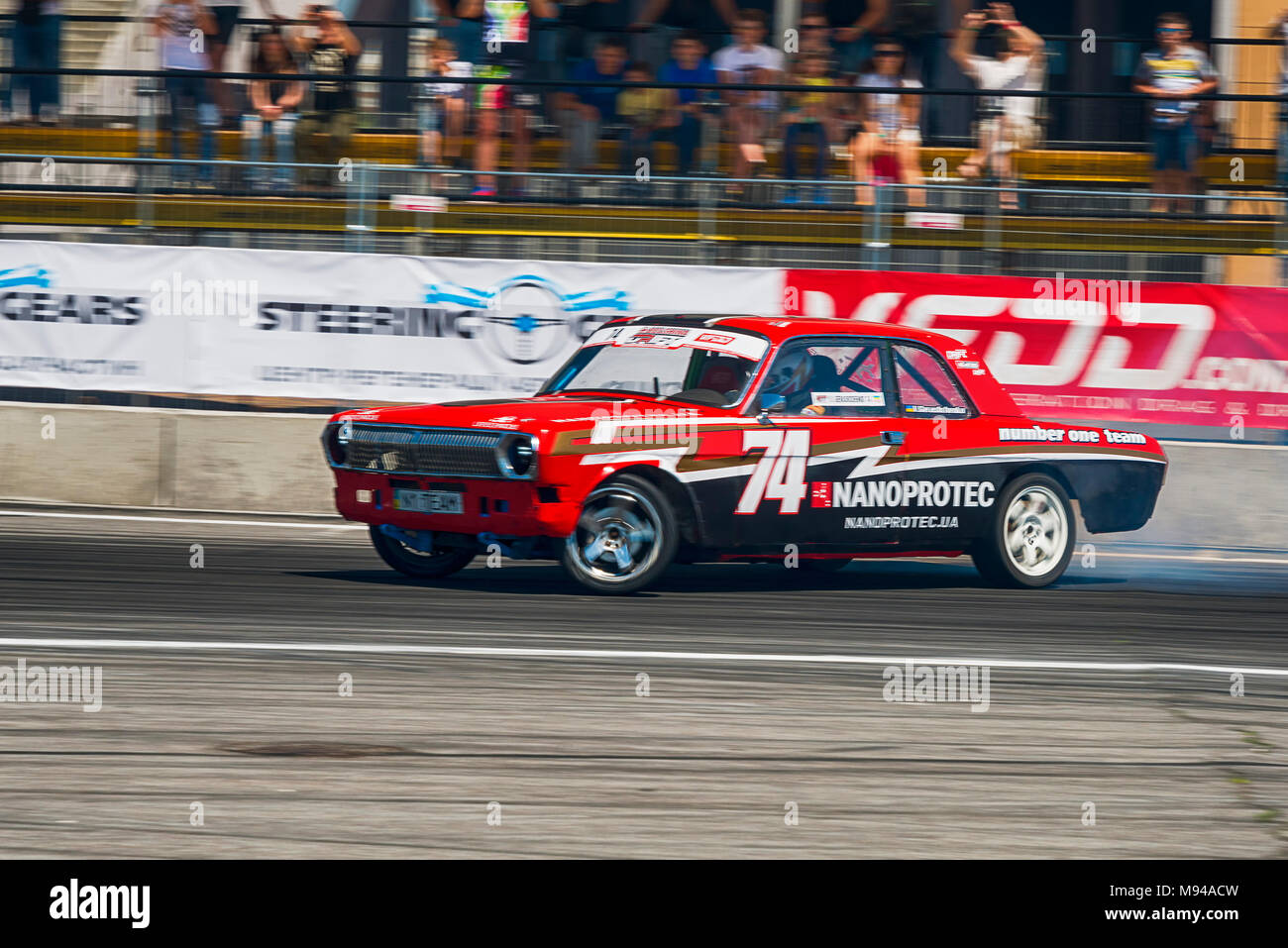 Lviv, Ukraine - 10 juin 2017 : Pas de cavalier sur la marque de voiture - GAZ 24 Volga surmonte la piste dans le championnat d'Ukraine à Lviv en dérive, Ukra Banque D'Images