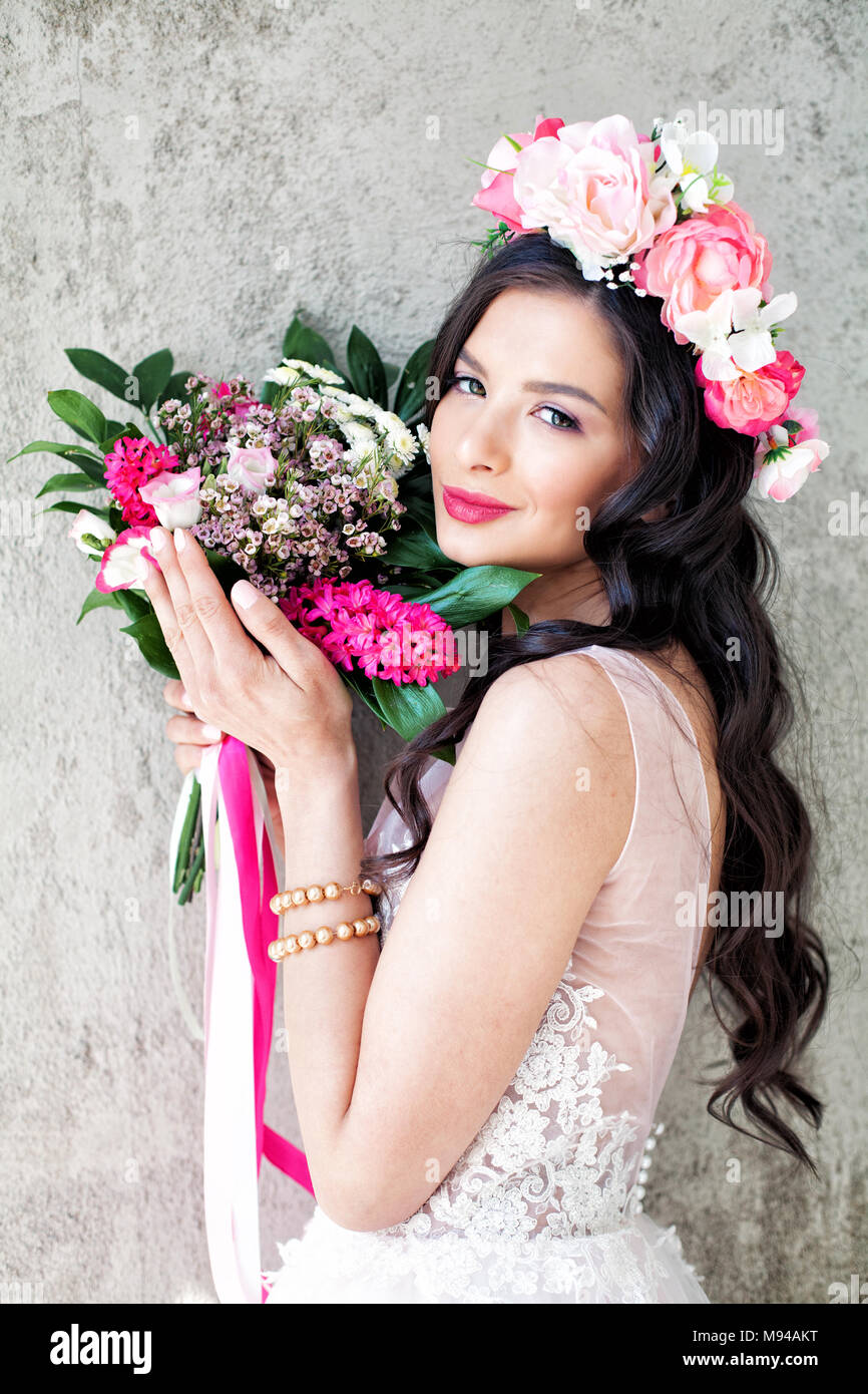Belle femme Fashion model dans avec des fleurs roses Banque D'Images