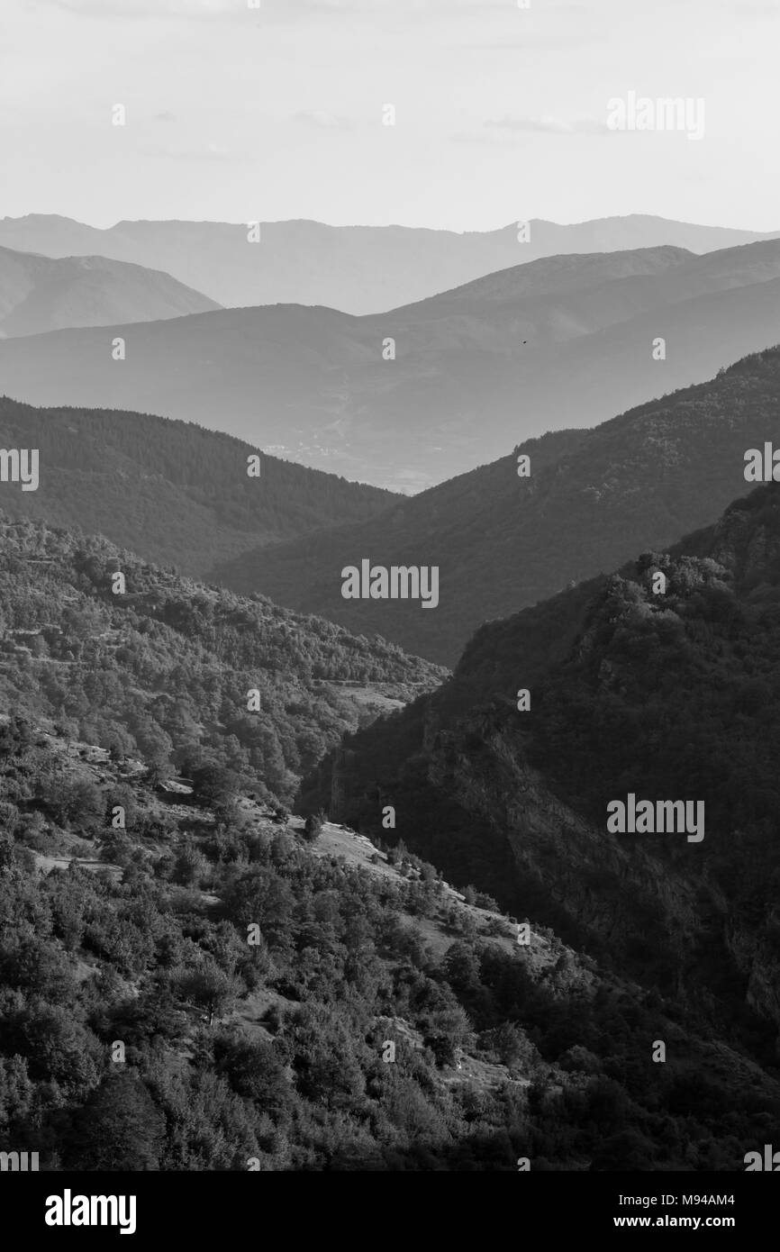 Moody printemps paysage vertical des Rhodopes riverbed en noir et blanc, la Bulgarie, la route entre les villages de Leshten et Kovachevitsa Banque D'Images