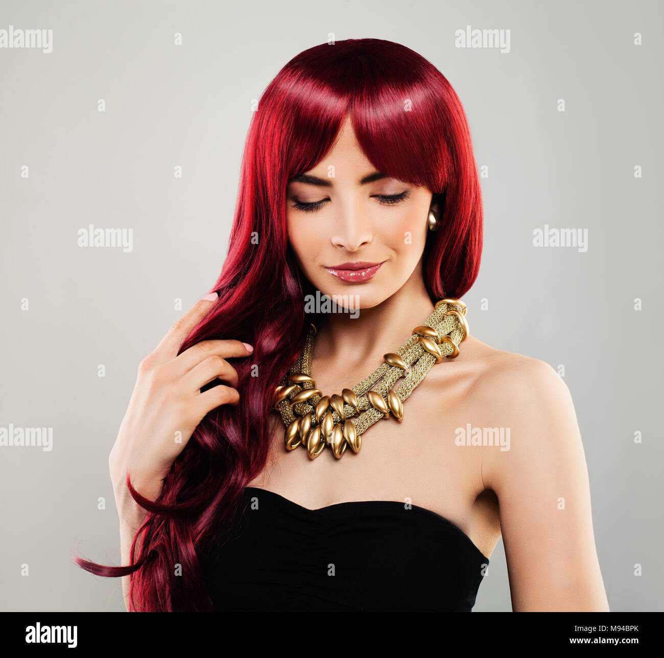 Redhead glamour femme modèle rouge avec les cheveux bouclés. Belle fille, joli visage de femme Banque D'Images