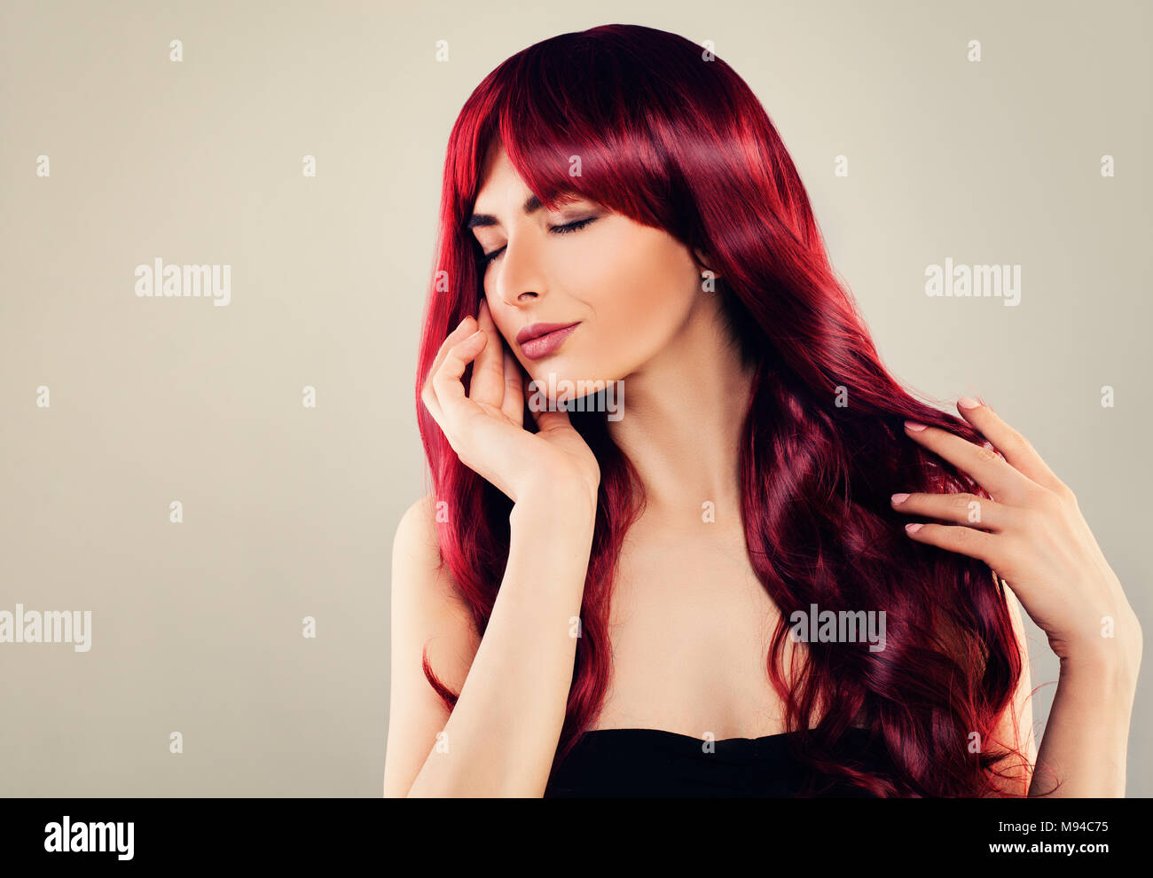 Fashion Portrait of Cute Woman Fashion model aux cheveux rouges sur l'arrière-plan Banque D'Images