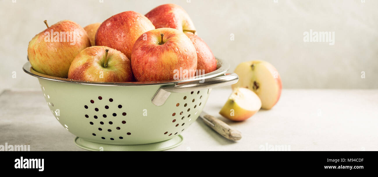 Les pommes fraîches dans la crépine métallique Banque D'Images