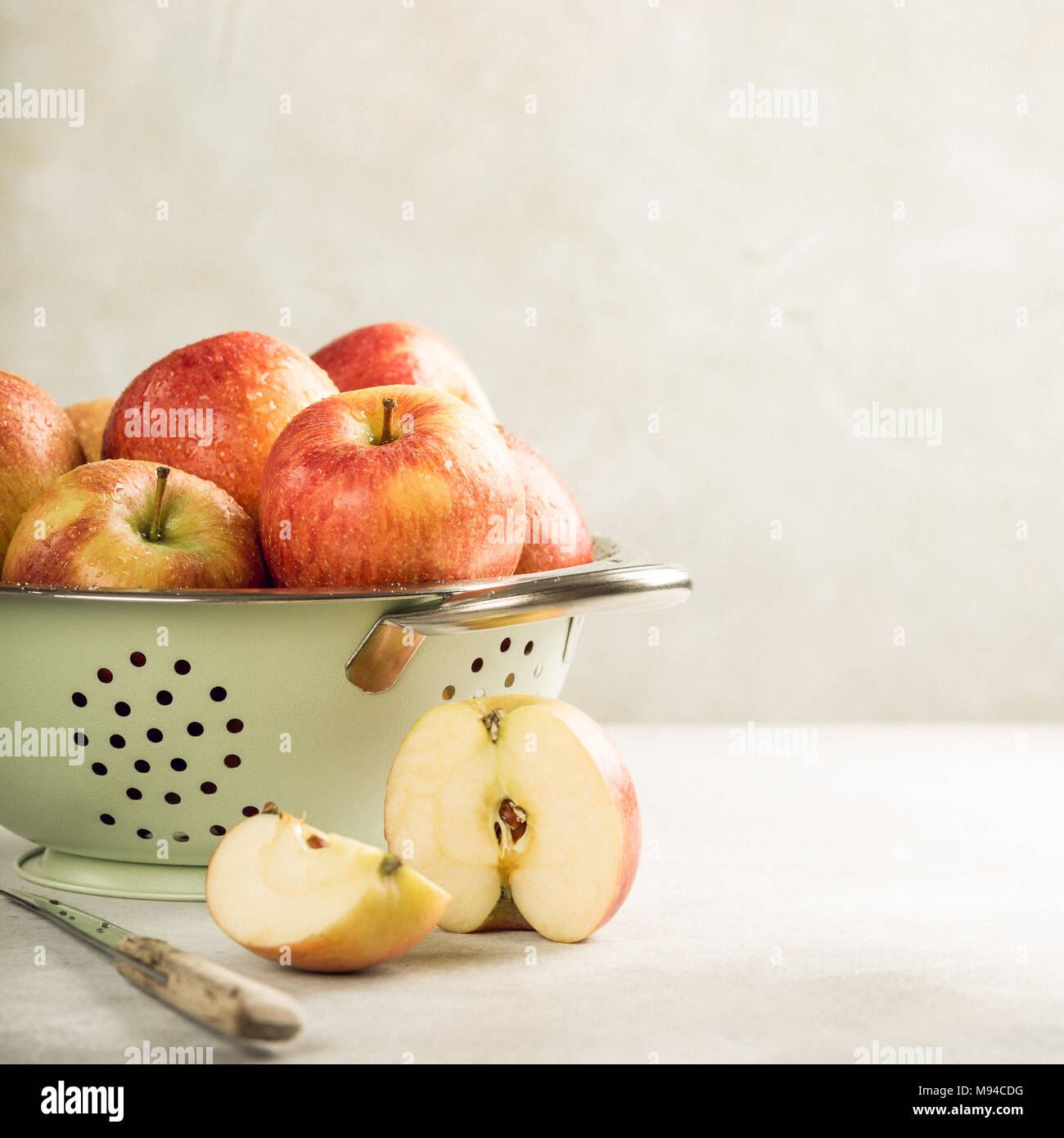 Les pommes fraîches dans la crépine métallique Banque D'Images