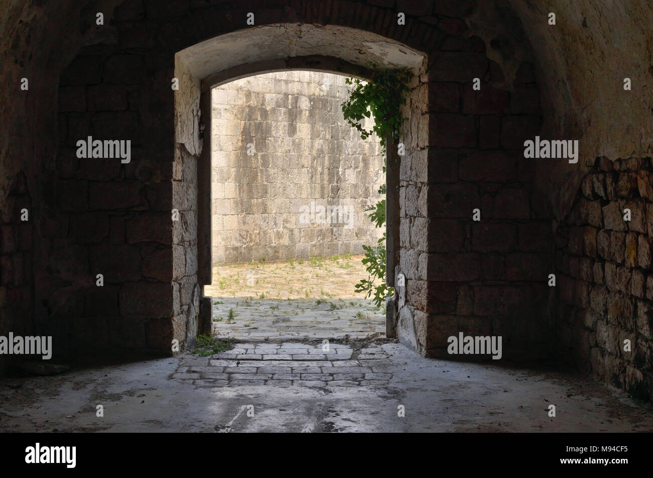 Porte de sortie d'un vieux fort en pierre qui a été utilisée comme une prison Banque D'Images