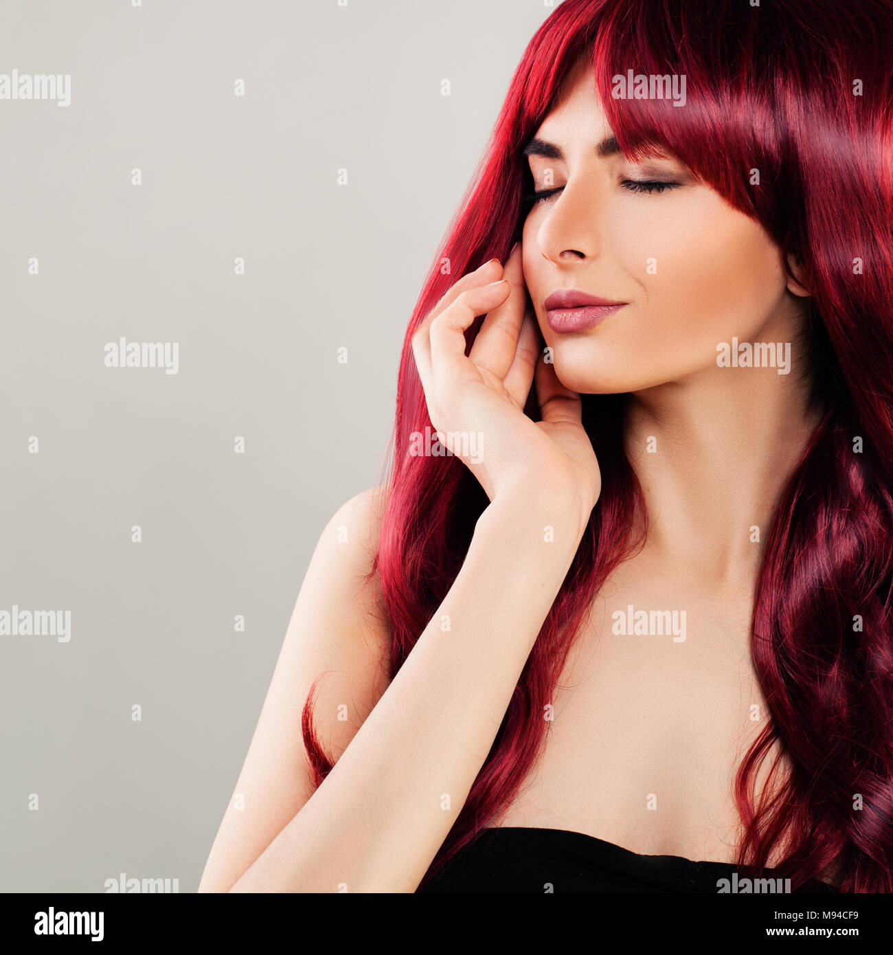 Femme glamour rouge avec les cheveux bouclés. Belle Rousse Modèle, joli visage Banque D'Images
