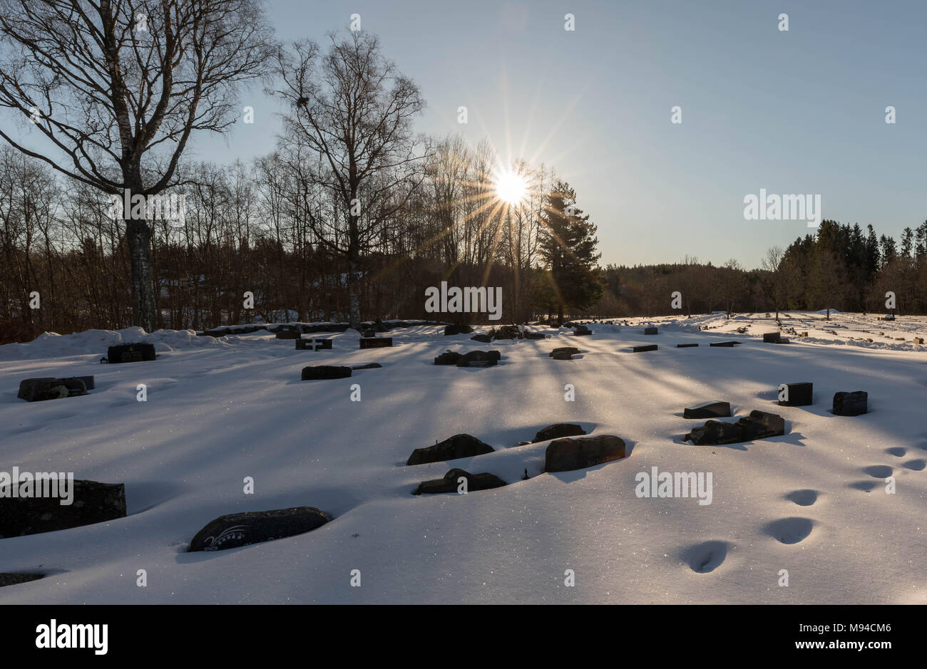 Bamble, Norvège - Mars 17, 2018 : Cimetière, tombes couvertes de neige, forêt, à l'Église Saint-olaf en ruines Bamble, la Norvège. Banque D'Images