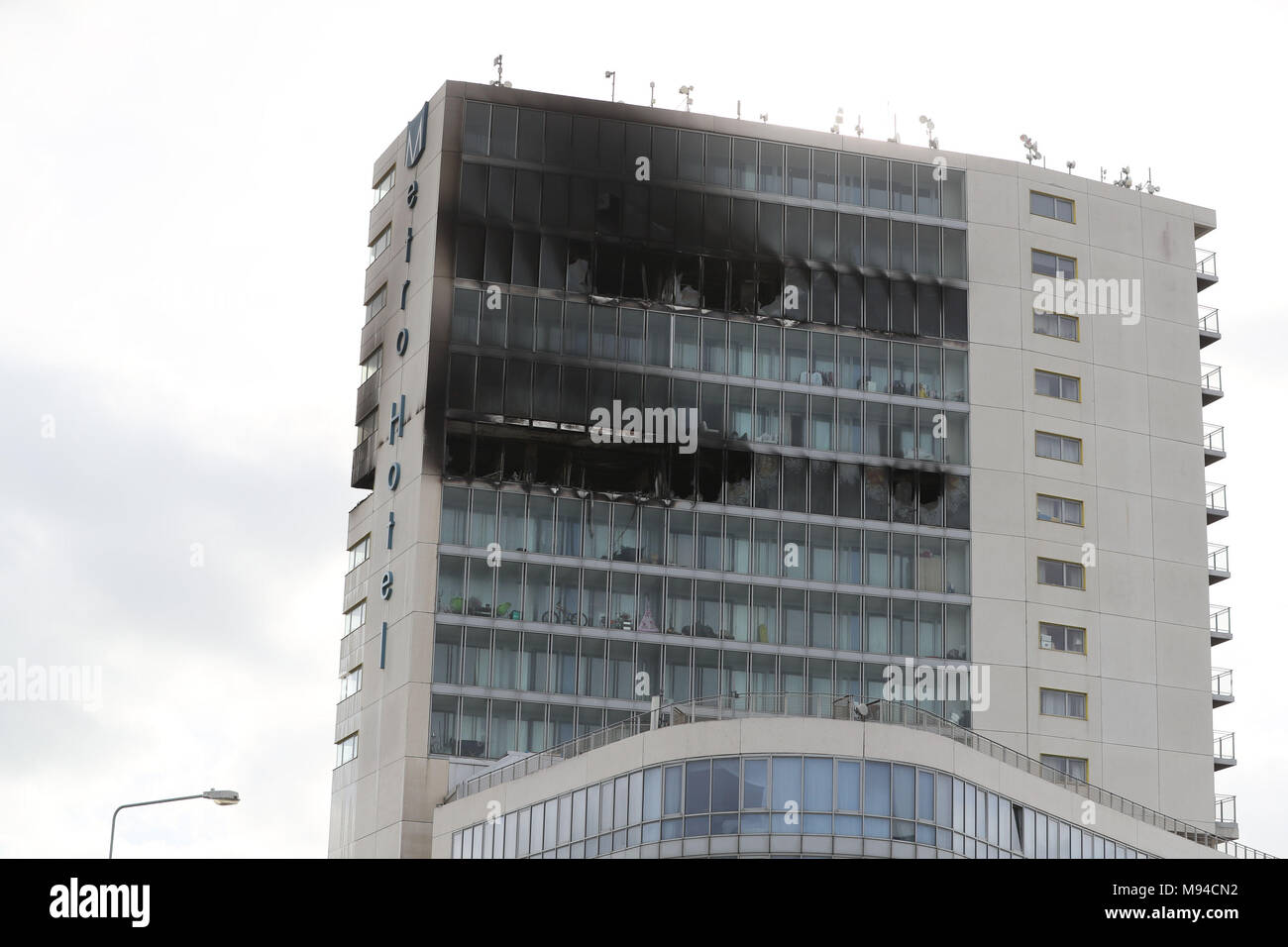 Une vue de la construction de l'Hôtel Metro qui se compose de chambres sur les étages inférieurs et des appartements dans les étages supérieurs, à la suite de la rapide propagation du feu par les étages supérieurs, mercredi. Banque D'Images