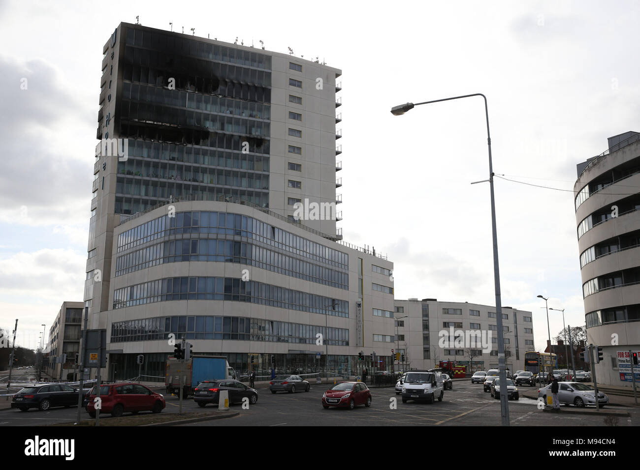 Une vue de la construction de l'Hôtel Metro qui se compose de chambres sur les étages inférieurs et des appartements dans les étages supérieurs, à la suite de la rapide propagation du feu par les étages supérieurs, mercredi. Banque D'Images