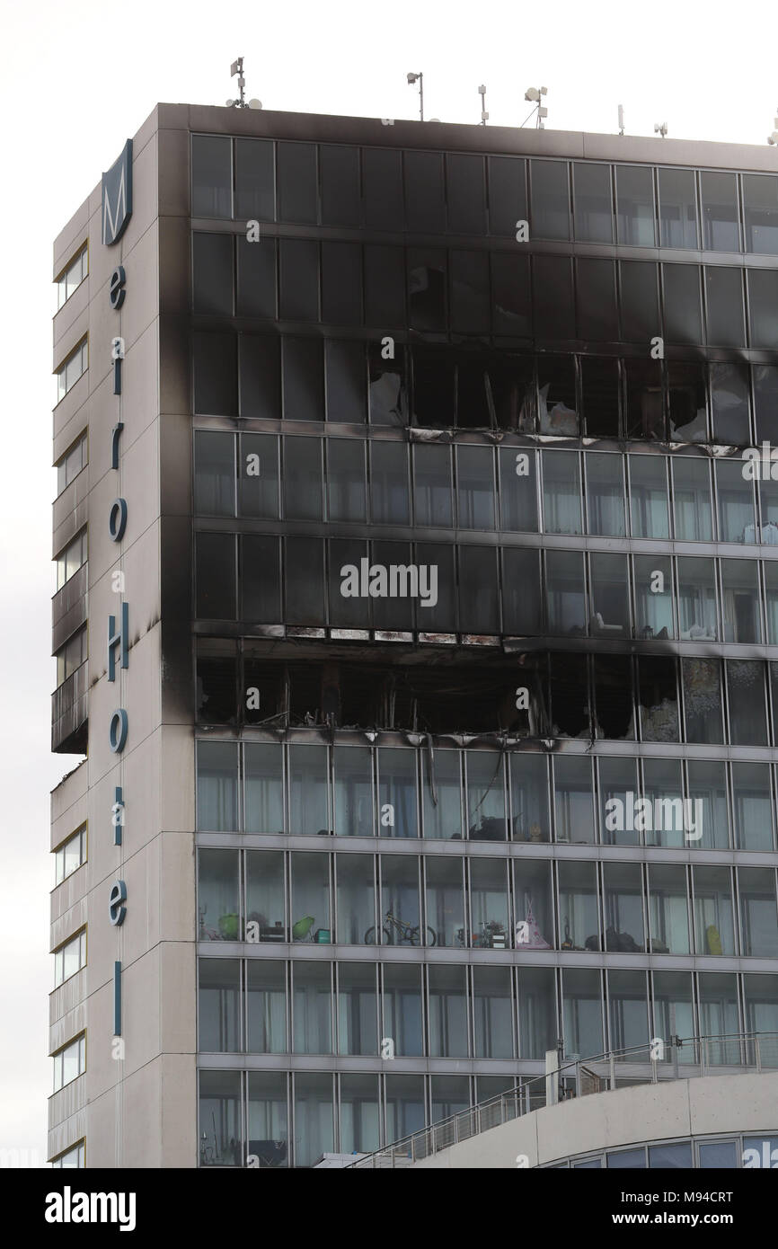Une vue de la construction de l'Hôtel Metro qui se compose de chambres sur les étages inférieurs et des appartements dans les étages supérieurs, à la suite de la rapide propagation du feu par les étages supérieurs, mercredi. Banque D'Images