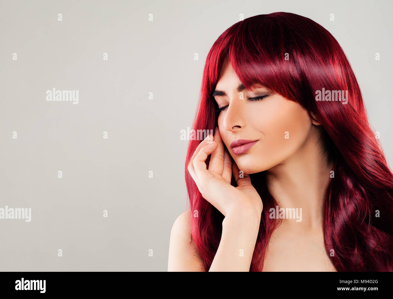 Femme rousse mignon avec les cheveux bouclés rouge Banque D'Images