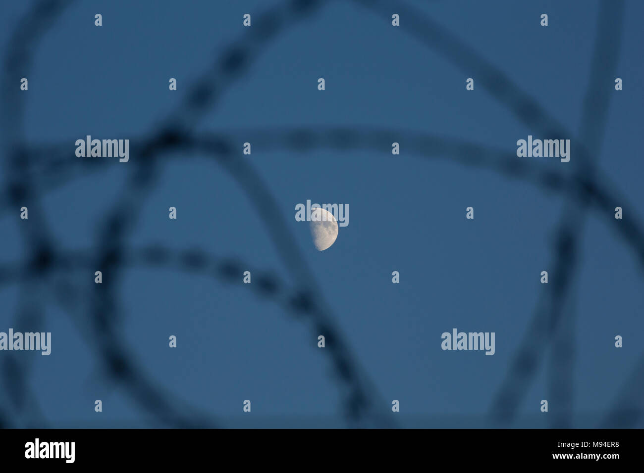 Sur le fil du rasoir et de la demi-lune au crépuscule, Weymouth Dorset UK Banque D'Images