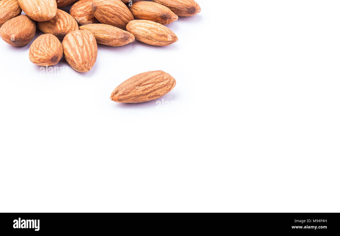 Amandes salées sur fond blanc avec place pour le texte Banque D'Images