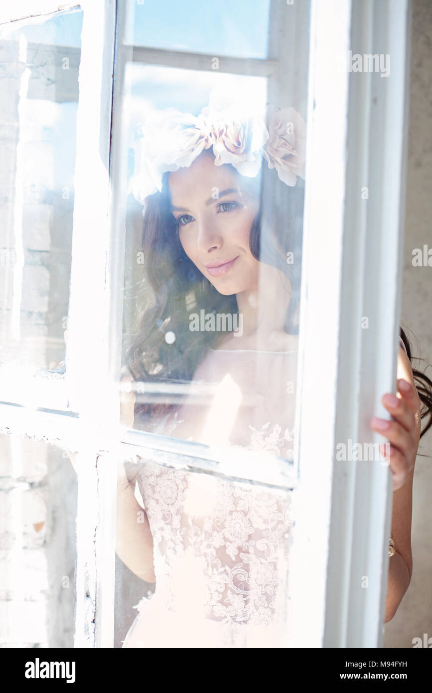 Femme parfaite Fashion model avec fleurs attendant son amour Banque D'Images