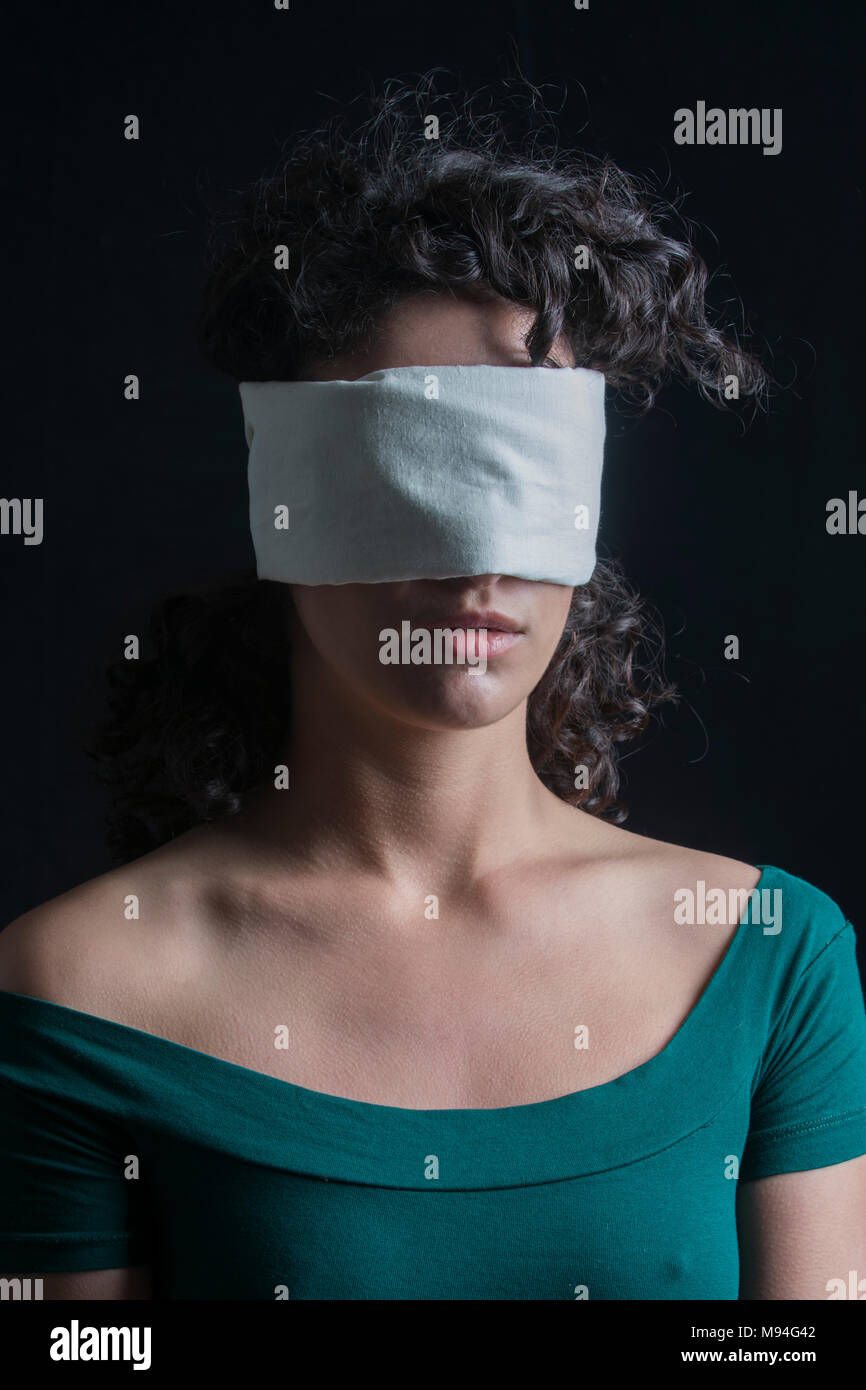 Portrait d'une femme aux cheveux noirs, les yeux bandés Banque D'Images