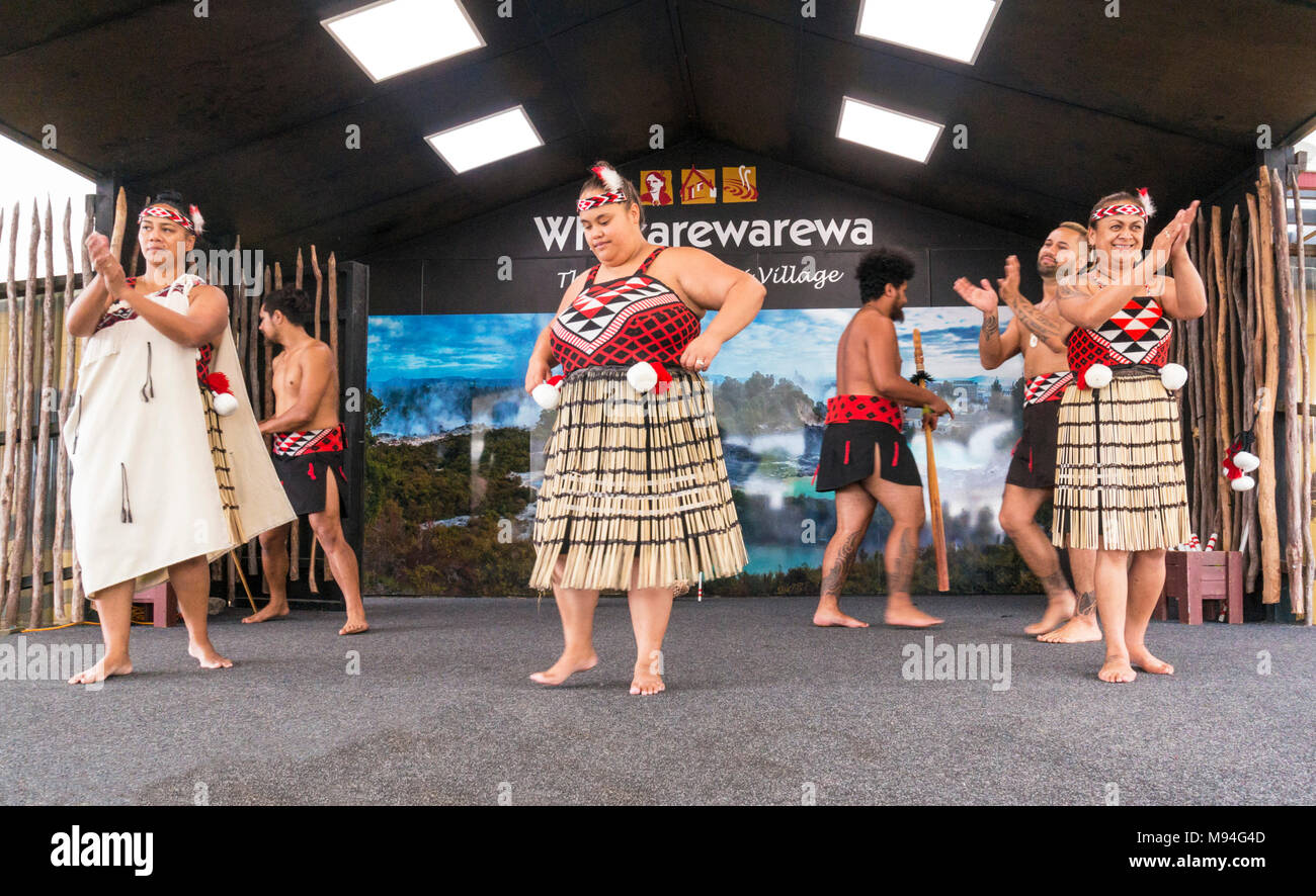 Nouvelle zélande Rotorua Nouvelle zélande Rotorua whakarewarewa divertissement culturel maori maori avec danseurs nz île du nord Nouvelle-Zélande Océanie Banque D'Images