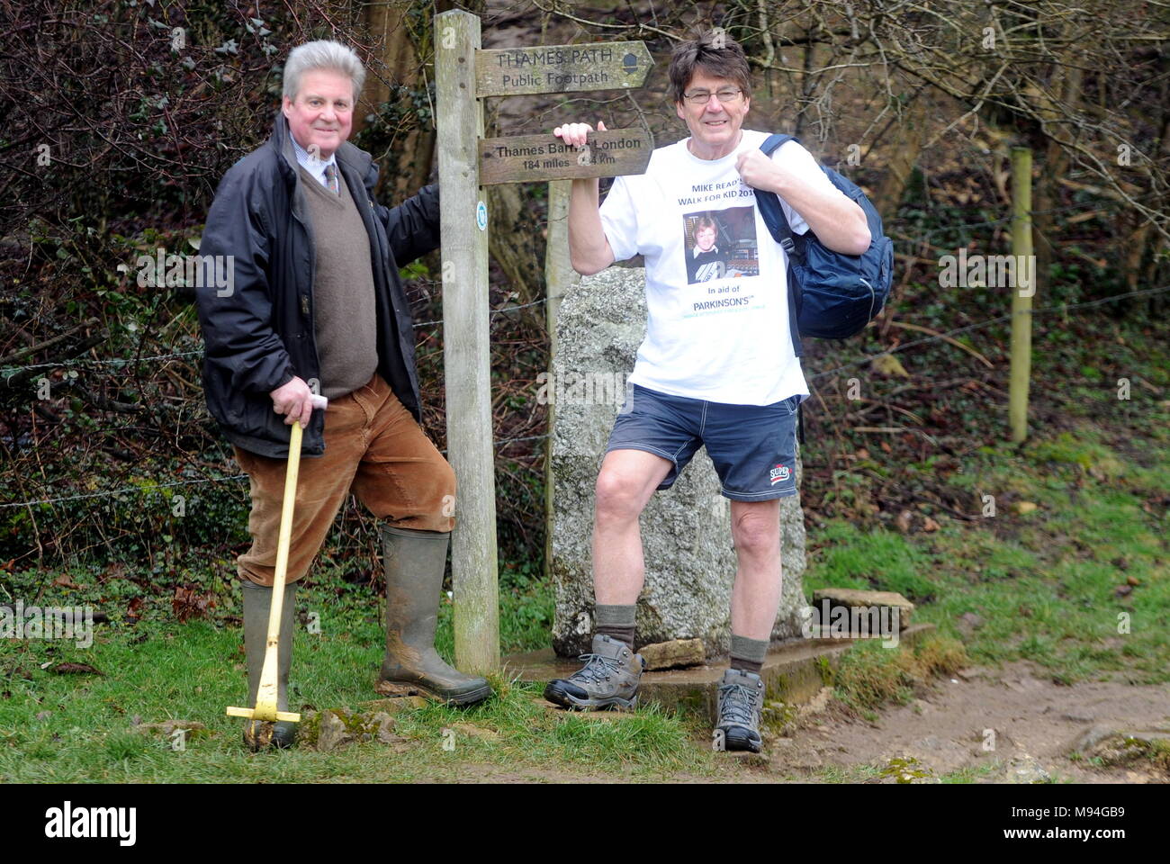 Ancien Radio One DJ Mike lire à la source de la rivière Thames près de la Thames Head Inn à Cirencester, Gloucestershire. Mike est à quelques 184 milles le long de la Tamise pour "Marche pour l'enfant 2018', de l'aide de la maladie de Parkinson au Royaume-Uni. Son ami et DJ Kid Jensen a été diagnostiqué avec la maladie de Parkinson. Full story John Hawkins 07778281661 07718152168 Paul Nicholls www.paulnichollsphotography.com avec : Mike Lire Où : Cirencester, Gloucestershire, Royaume-Uni Quand : 19 Feb 2018 Crédit : Paul Nicholls/WENN Banque D'Images