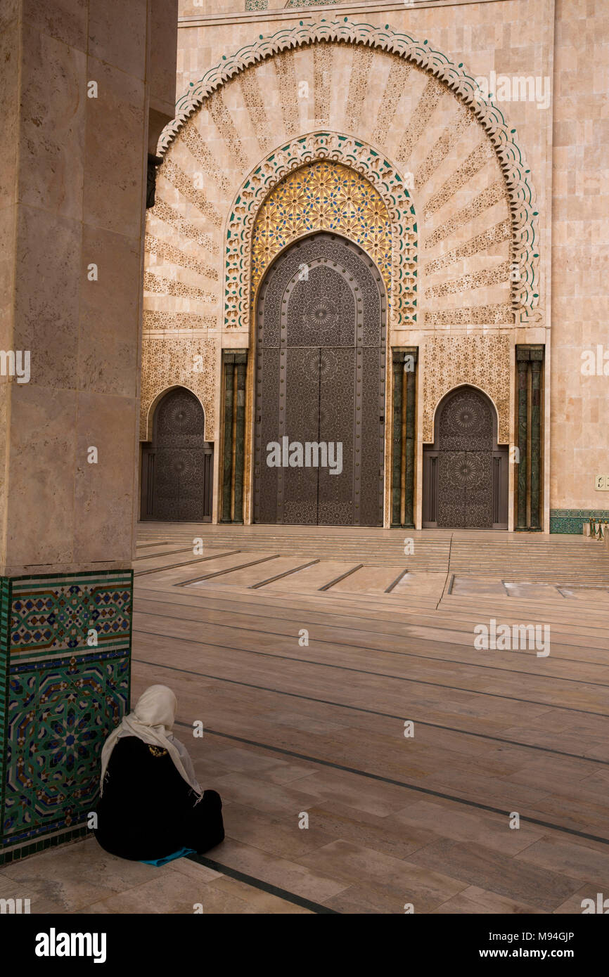 Maroc, Casablanca, la Mosquée Hassan II porte richement décoré Banque D'Images