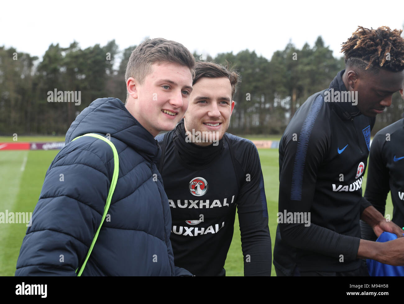 Ben Chilwell, en Angleterre, prend une photo avec des élèves de l'école Forge Valley lors d'une séance de formation au parc St Georges, Burton. APPUYEZ SUR ASSOCIATION photo. Date de la photo: Jeudi 22 mars 2018. Voir PA Story FOOTBALL England. Le crédit photo devrait se lire comme suit : Simon Cooper/PA Wire. Banque D'Images