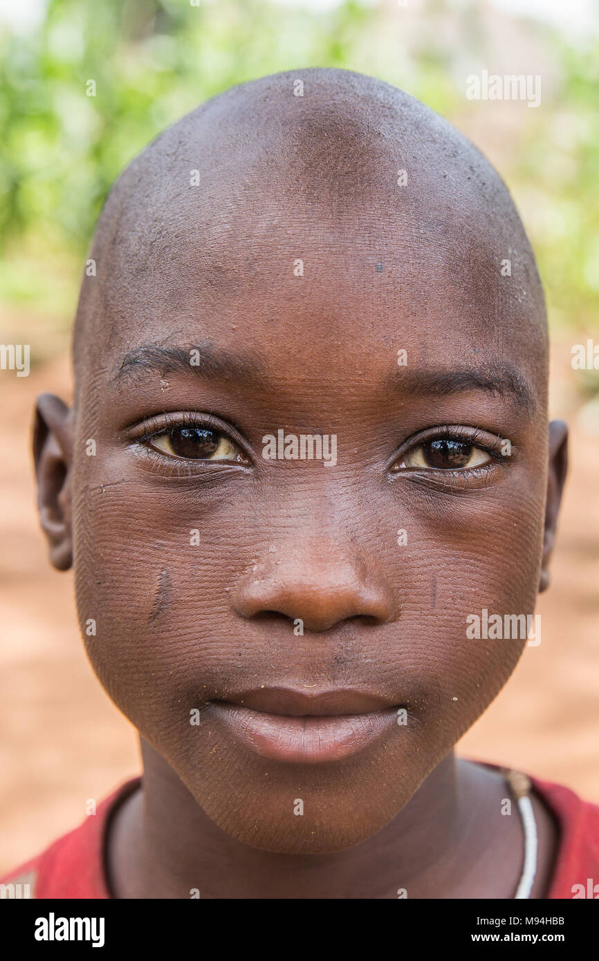 Le peuple Somba, depuis le nord-ouest du Bénin et le nord du Togo, sont connus pour leur corps cicatrices rituels, commençant à environ deux ans. Ces cicatrices sont une forme de marque d'identification permanente, qui identifient une personne comme appartenant à une tribu particulière. Des points supplémentaires sont ajoutés à la puberté, le mariage, la naissance de l'enfant post-et d'autres événements de la vie comme une forme de communication visible entre les gens. Kossokouangou, north western Bénin Banque D'Images