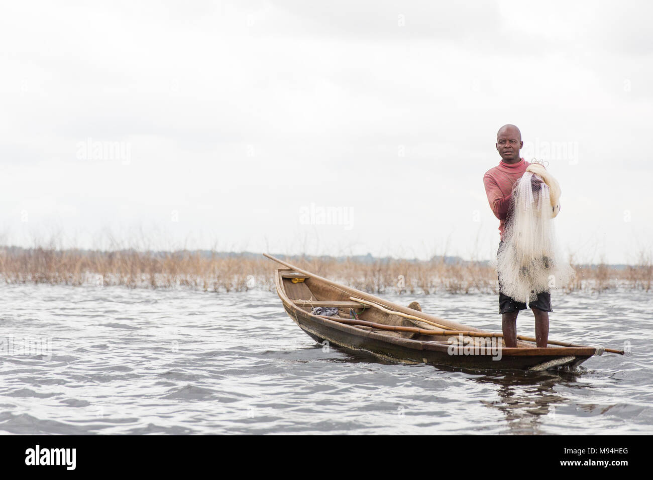 Un pêcheur sur le Lac Nokoué, le sud du Bénin. Banque D'Images