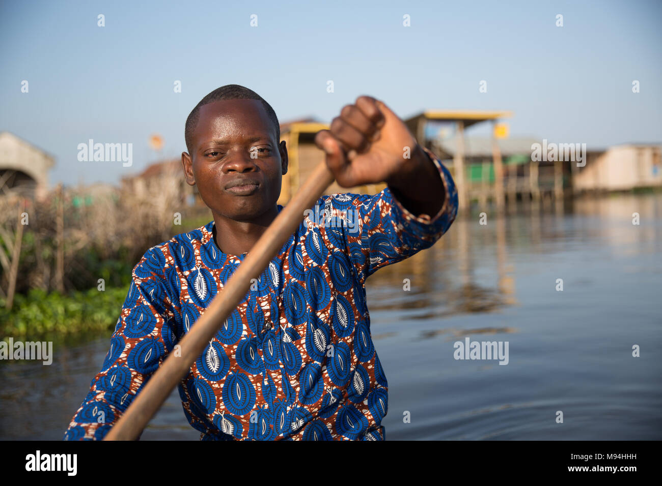 Une pirogue à pagaies locales Ganvie, le sud du Bénin. Banque D'Images