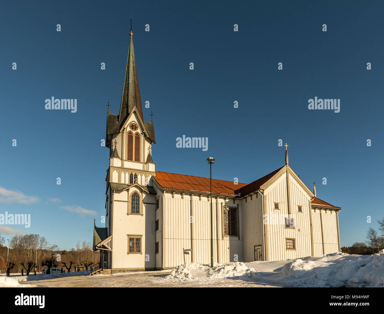 Église Bamble, grande église en bois buildt en 1845. L'hiver, la neige, soleil et ciel bleu. Vue de côté. Image horizontale. Banque D'Images