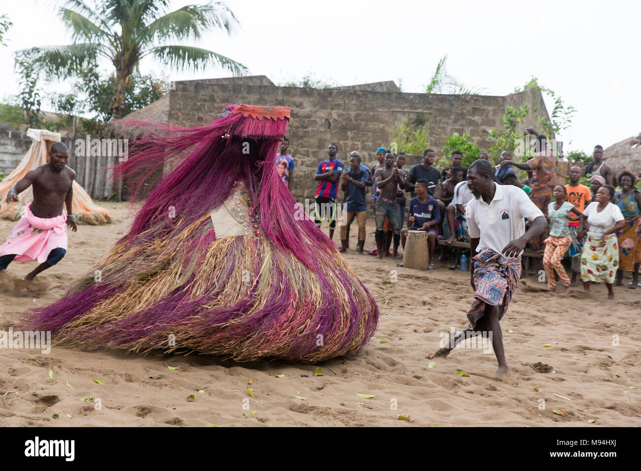 Les résidents d'un petit village près de Ouidah, le sud du Bénin, prendre part à une cérémonie vaudou traditionnelles. Septembre 2017. Banque D'Images