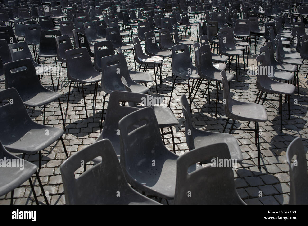 La cité du Vatican. Des chaises à la fin de l'audience générale mercredi sur la place Saint-Pierre. La cité du Vatican. Banque D'Images