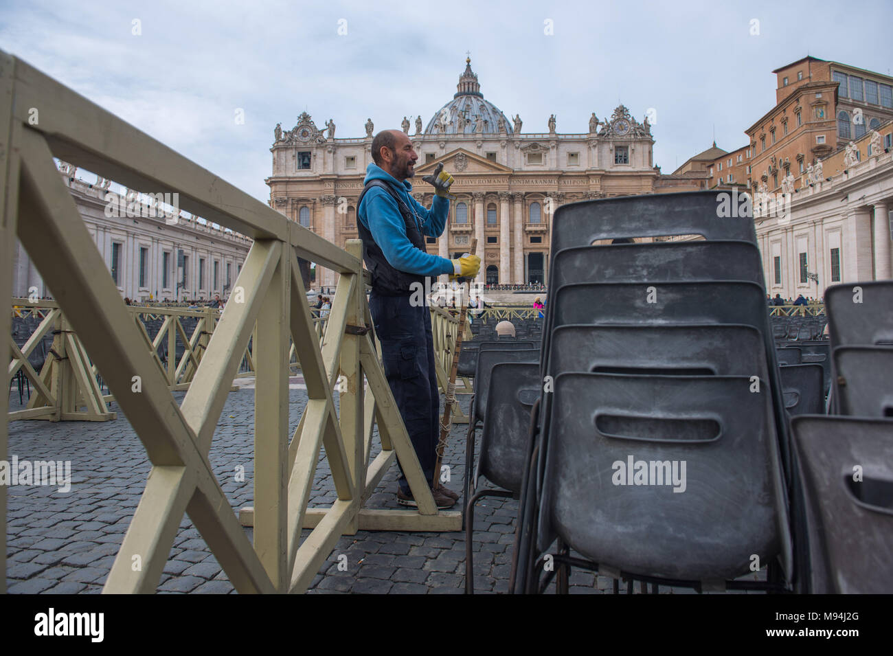 La cité du Vatican. Disposez les chaises des travailleurs dans les domaines destinés aux pèlerins, la Place Saint Pierre. La cité du Vatican. Banque D'Images