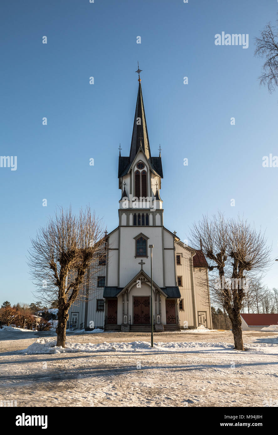 Église Bamble, grande église en bois buildt en 1845. L'hiver, la neige, ciel bleu. Vue de face. Vertical image. Banque D'Images