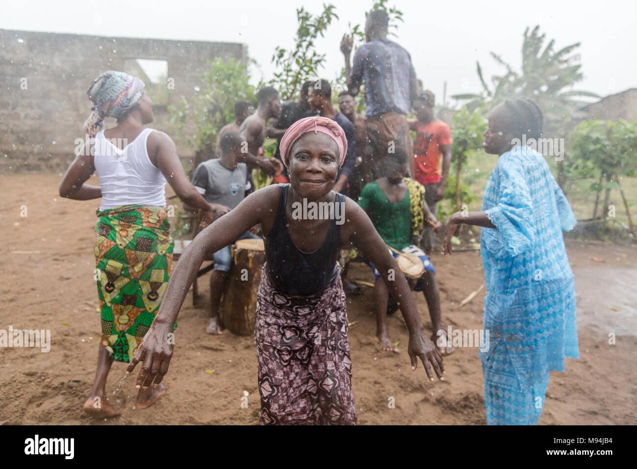 Les résidents d'un petit village près de Ouidah, le sud du Bénin, prendre part à une cérémonie vaudou traditionnelles. Septembre 2017. Banque D'Images