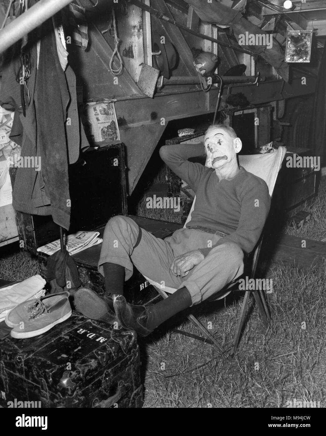 Un clown se détend en coulisses après un spectacle en Géorgie, ca. 1953. Banque D'Images