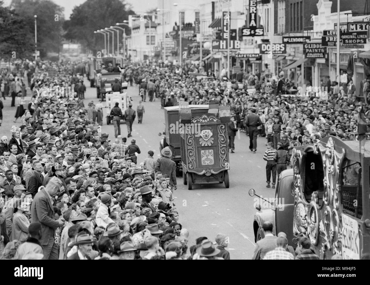 Une parade de cirque serpente à travers une petite ville géorgienne, ca. 1948. Banque D'Images