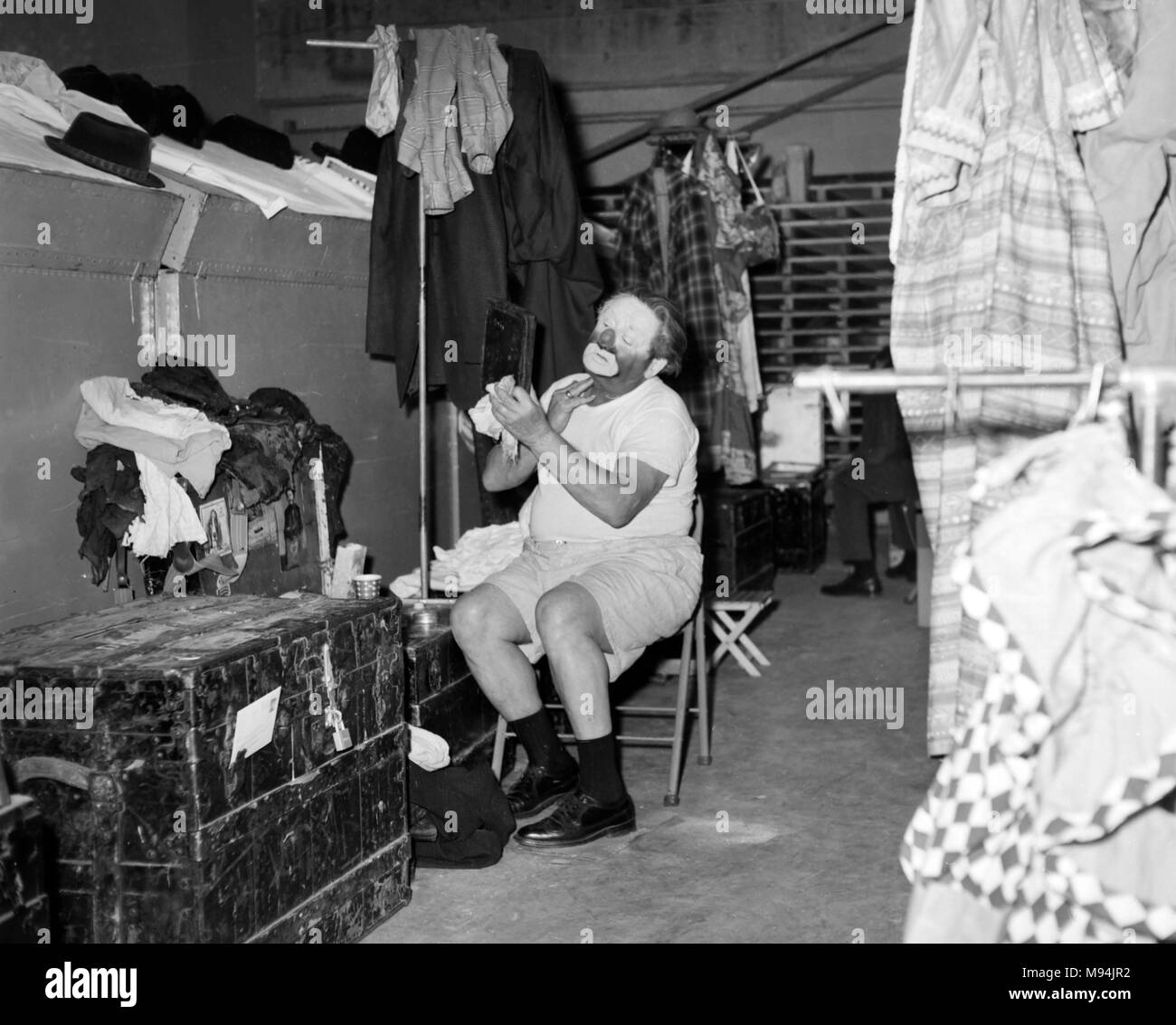 Otto Griebling prépare applique son make-up avant un spectacle avec le Cirque Ringling Bros. and Barnum & Bailey en Géorgie en 1962. Il Emmet et Kelly ont été parmi les plus aimés des clowns aux États-Unis au 20e siècle. Il était surtout connu pour un gag avec une diminution de bloc de glace. Banque D'Images