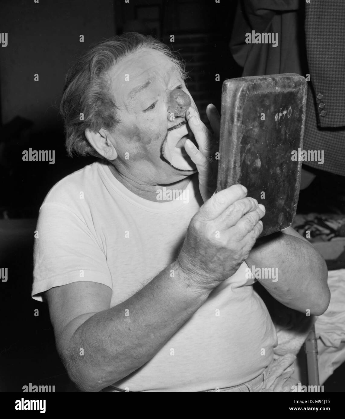 Otto Griebling applique prépare son nez et make-up avant un spectacle avec le Cirque Ringling Bros. and Barnum & Bailey en Géorgie en 1962. Il Emmet et Kelly ont été parmi les plus aimés des clowns aux États-Unis au 20e siècle. Il était surtout connu pour un gag avec une diminution de bloc de glace. Banque D'Images