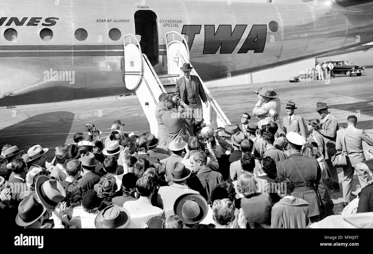 Democeatic candidate présidentielle Adlai Stevenson arrive à faire campagne à Kansas City, Missouri, en 1952. Banque D'Images