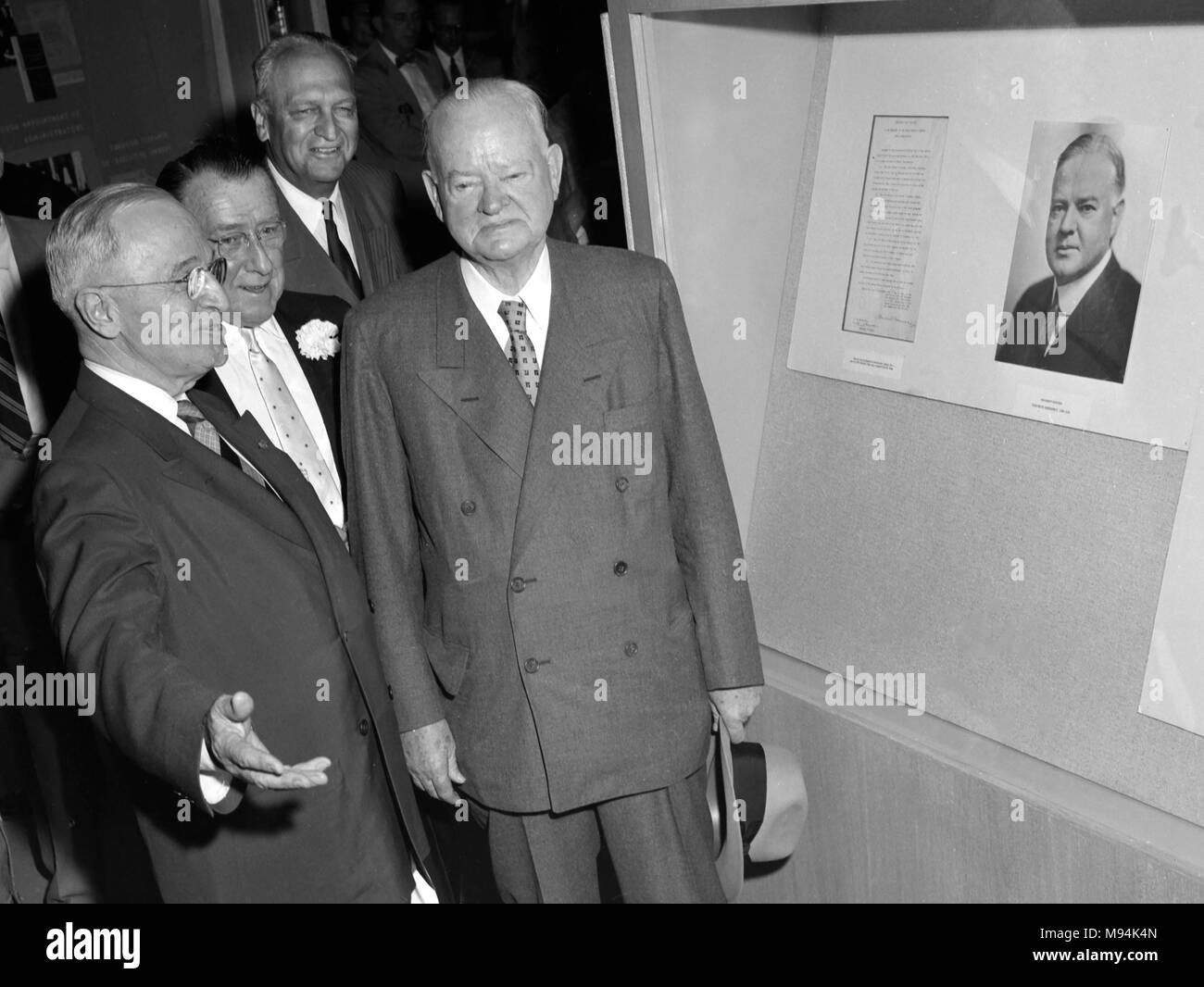 Ex-président Harry S. Truman, à gauche, et Herbert Hoover, droit, contrôle à un affichage pour Hoover, pour la dédicace de la Harry S. Truman Library en 1958. Banque D'Images