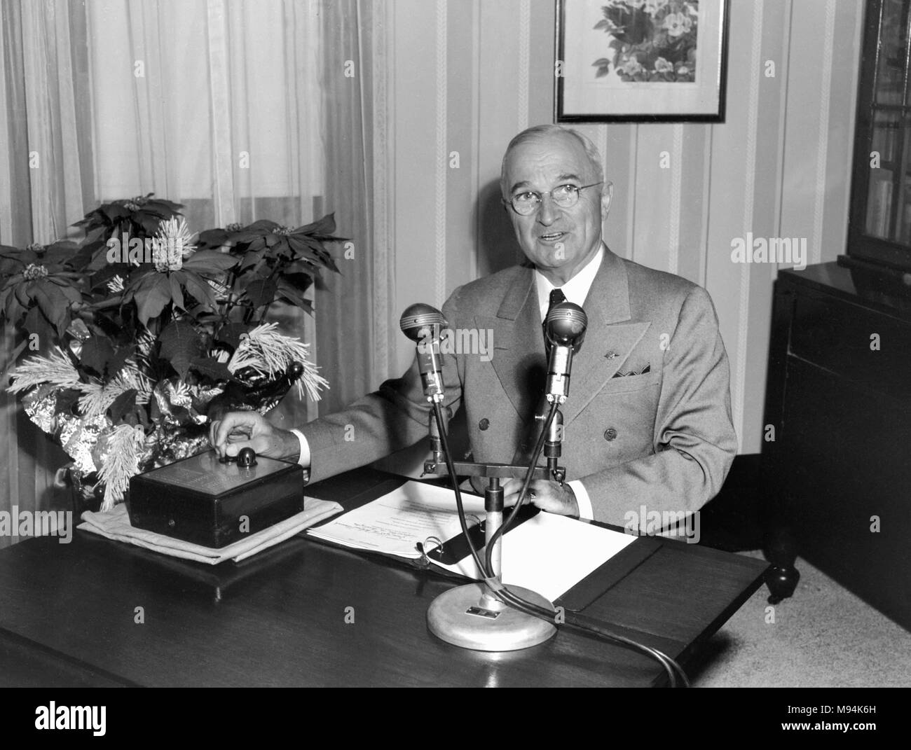 Le président Harry S. Truman traite de la nation dans une radio de Noël à partir de l'adresse de son domicile dans le Missouri en 1949. Banque D'Images