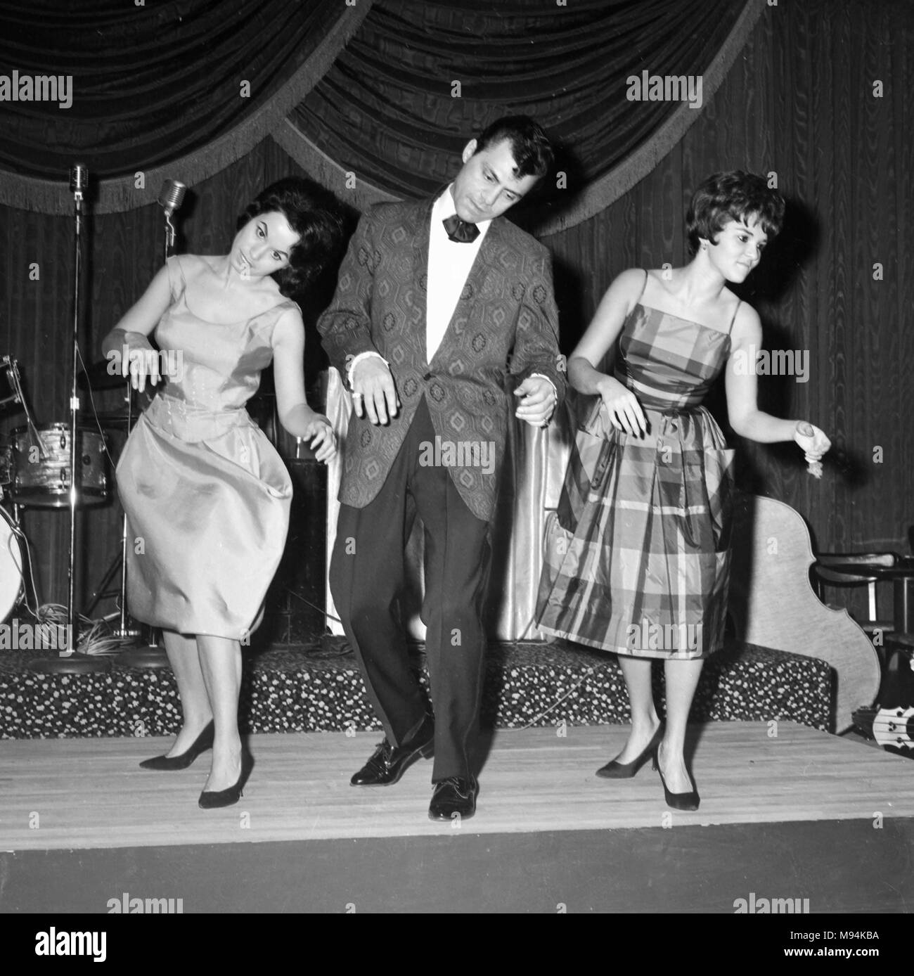 Trio démontre la new dance craze de la purée de pommes de terre, ca. 1961. Banque D'Images