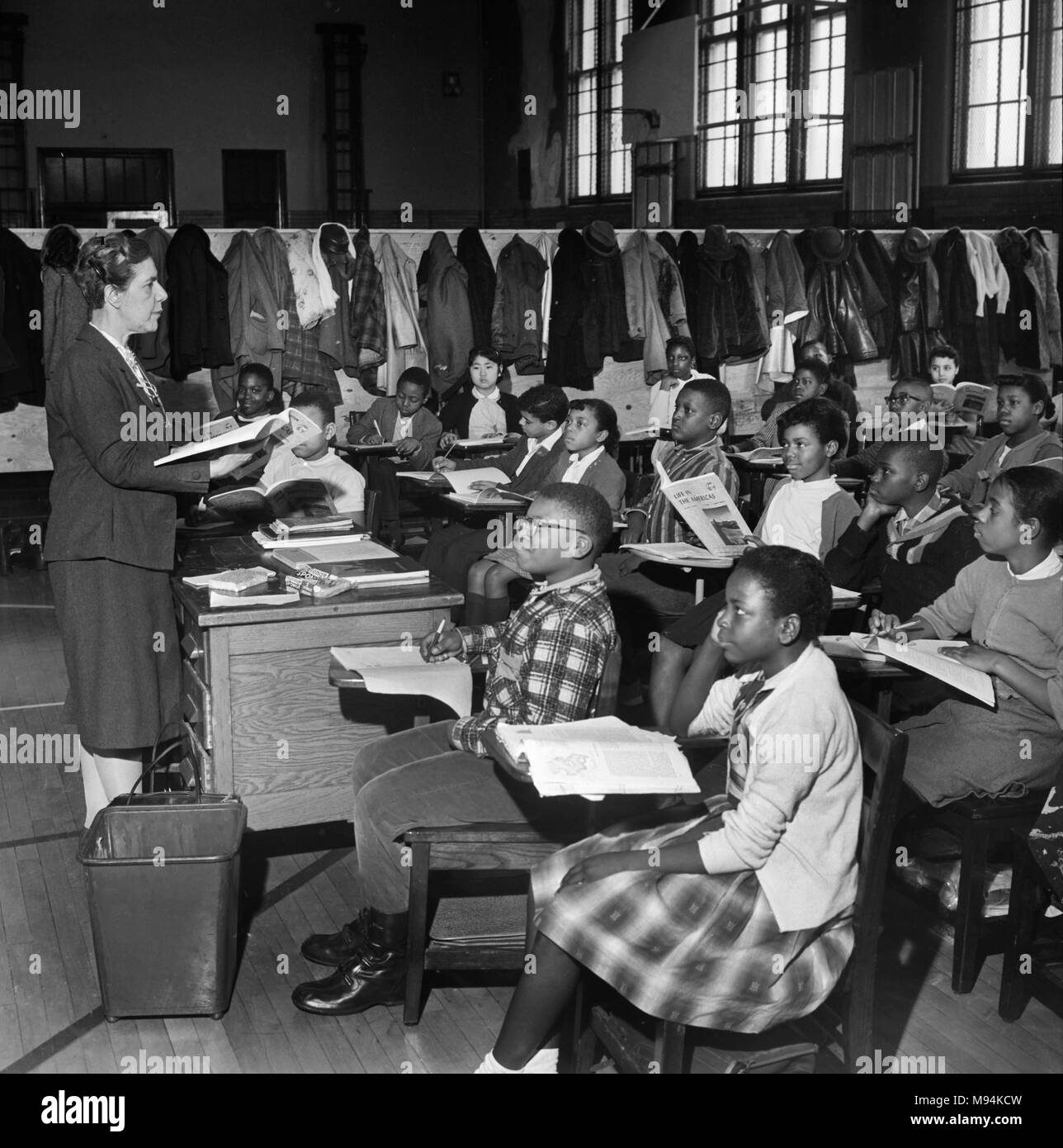 Classe bondée est tenue dans un gymnase à Chicago, ca. 1961. Banque D'Images